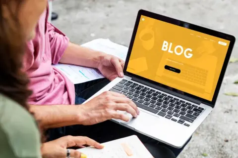 Jak pisać angielski blog? Kluczowe wskazówki i struktura wpisu