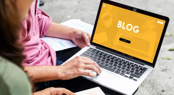 Jak pisać angielski blog? Kluczowe wskazówki i struktura wpisu